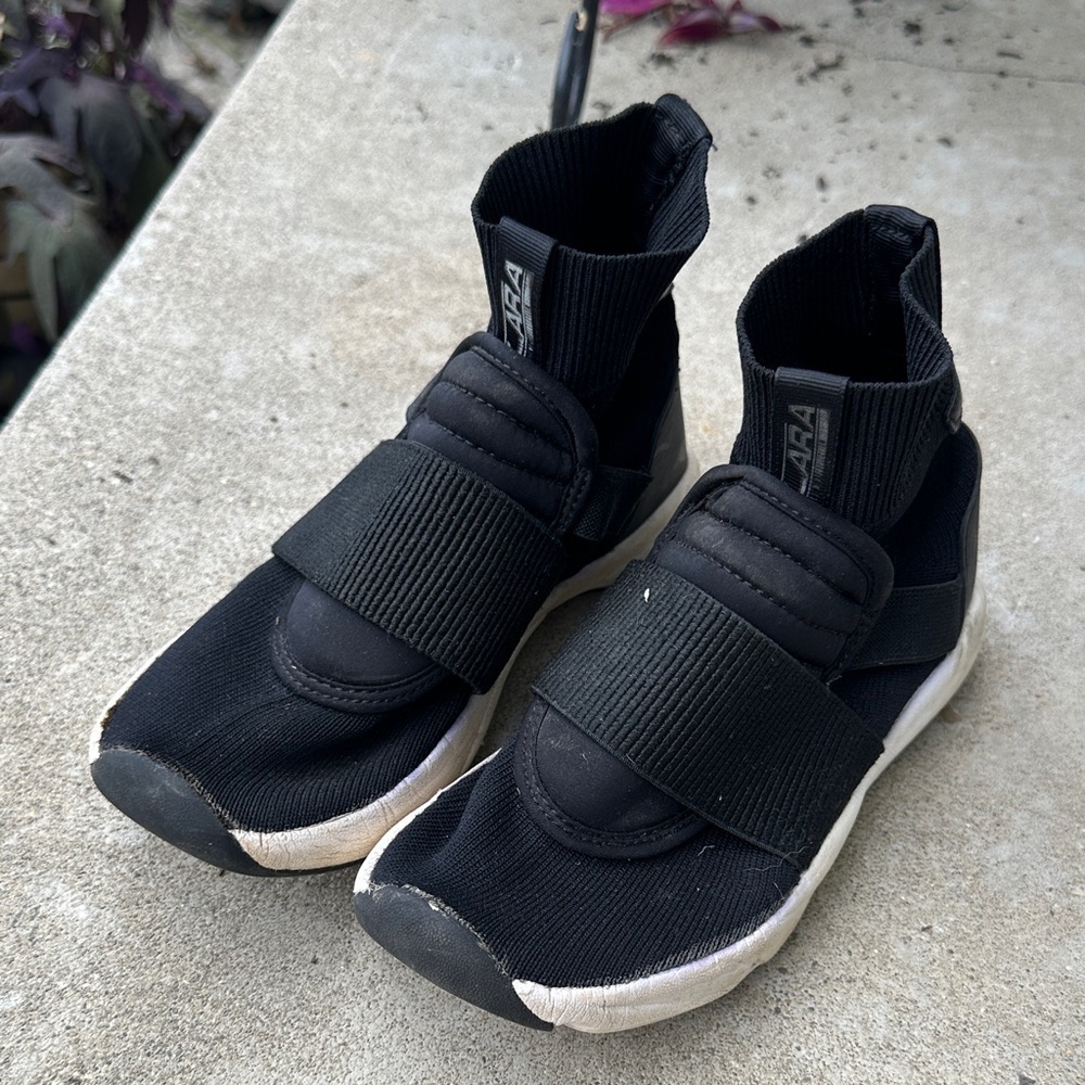 Zara Kids Black slip on sneakers size 32